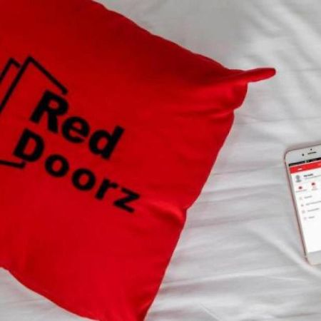 Reddoorz Plus Syariah @ Jalan Sriwijaya Медан Екстер'єр фото