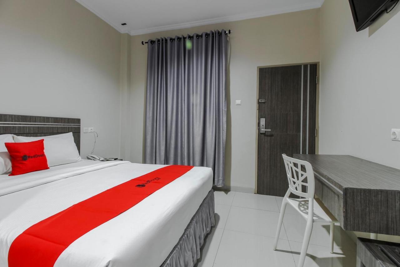 Reddoorz Plus Syariah @ Jalan Sriwijaya Медан Екстер'єр фото