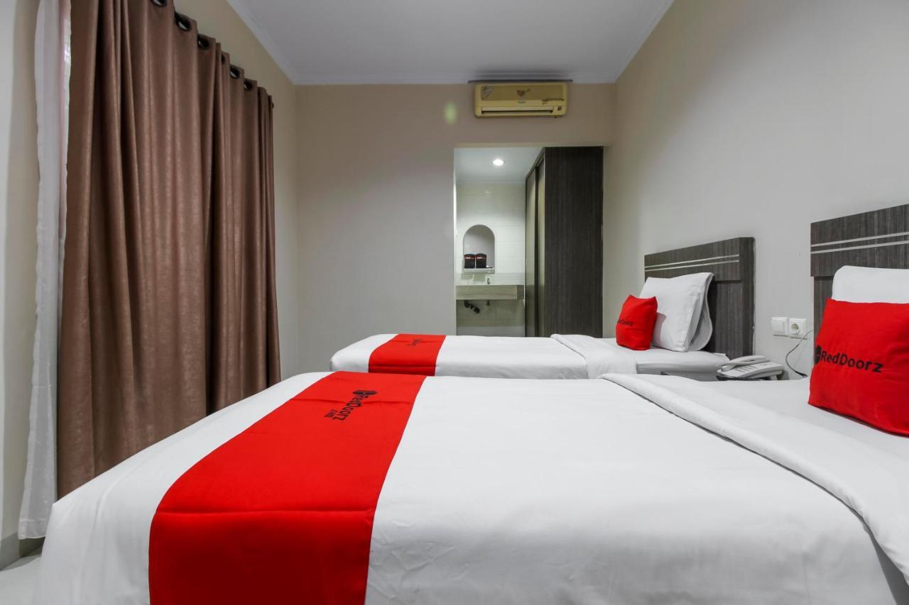 Reddoorz Plus Syariah @ Jalan Sriwijaya Медан Екстер'єр фото