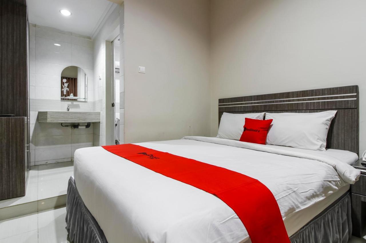 Reddoorz Plus Syariah @ Jalan Sriwijaya Медан Екстер'єр фото